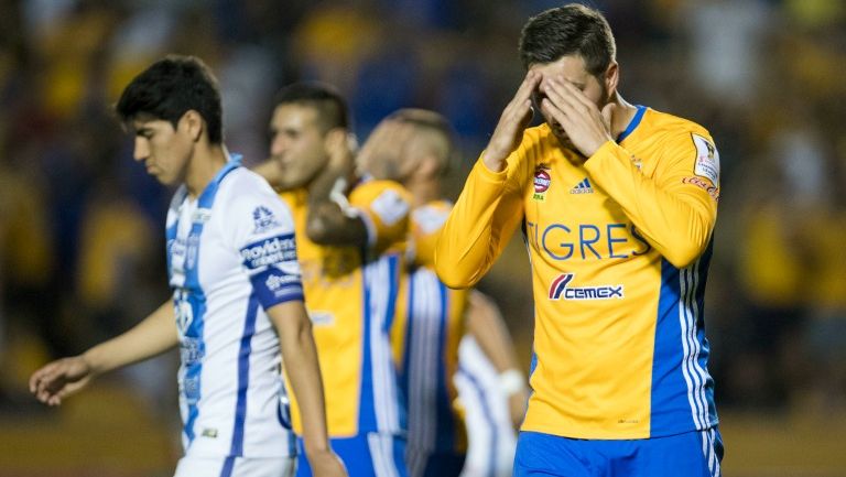 Gignac se lamenta durante el partido contra Pachuca