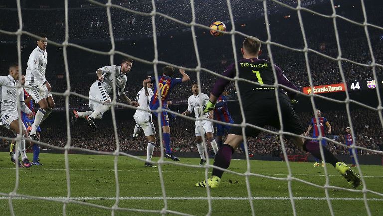 Momento en que Real Madrid marca un gol en un Clásico