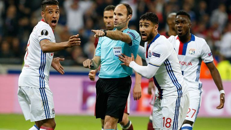 Jugadores del Lyon le reclaman al árbitro en duelo contra Besiktas
