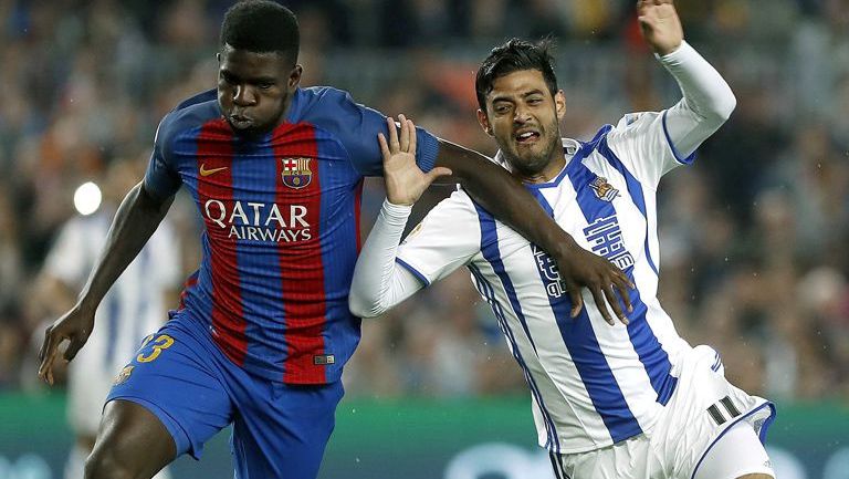 Carlos Vela disputa el balón con Umtiti