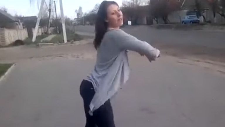 Chica hace twerking  en la calle 