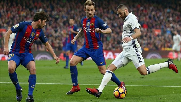 Benzema, a punto de rematar frente al club culé 