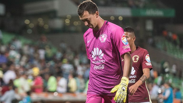 Agustín Marchesín mira al suelo tras perder contra Santos en la Copa MX