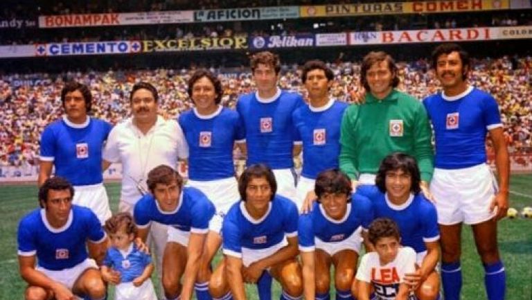 El Cruz Azul de los setentas posa en el Estadio Azteca