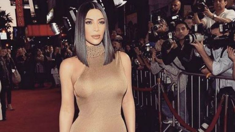 Kim Kardashian luciendo en una alfombra roja
