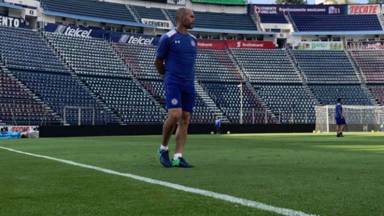 Paco Jémez camina por la cancha durante un entrenamiento de Cruz Azul