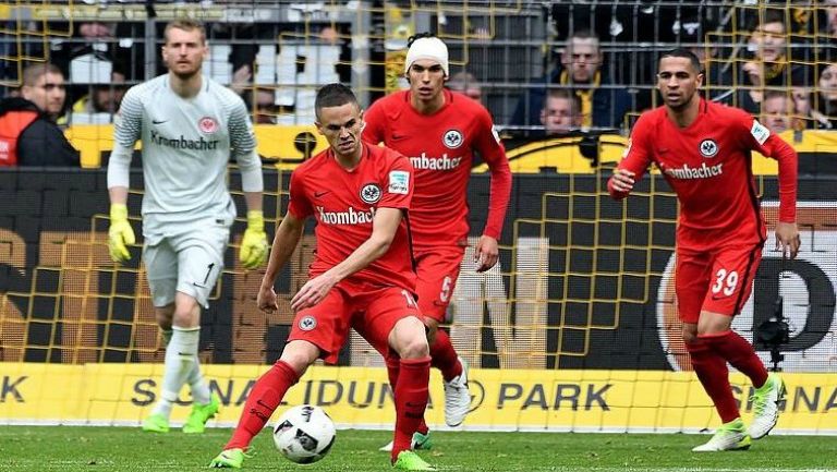 Los elementos del Frankfurt intentan retener el balón en el partido frente al Borussia Dortmund