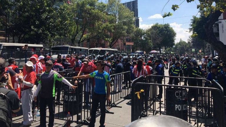 Aficionados de Chivas a su llegada al Estadio Azul