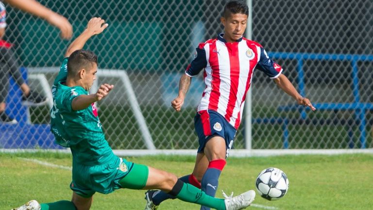 Mauro Contreras disputando un balón en un juego con la Sub 20 de Chivas