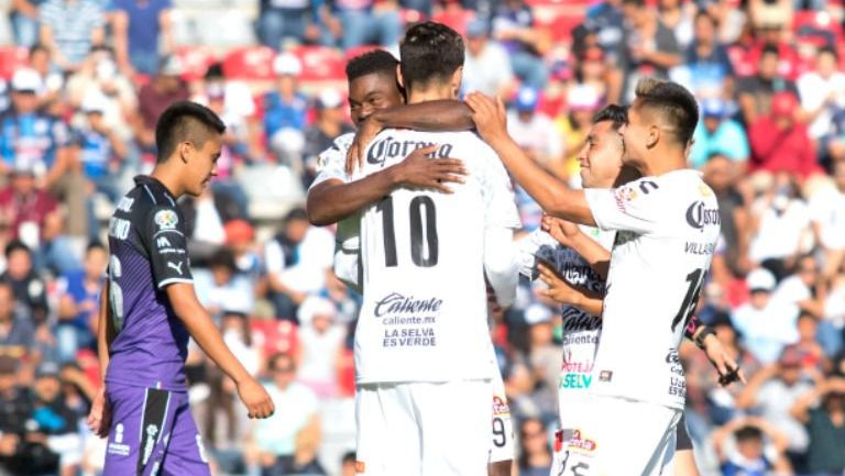 Jugadores de Jaguares celebran un gol frente a Querétaro