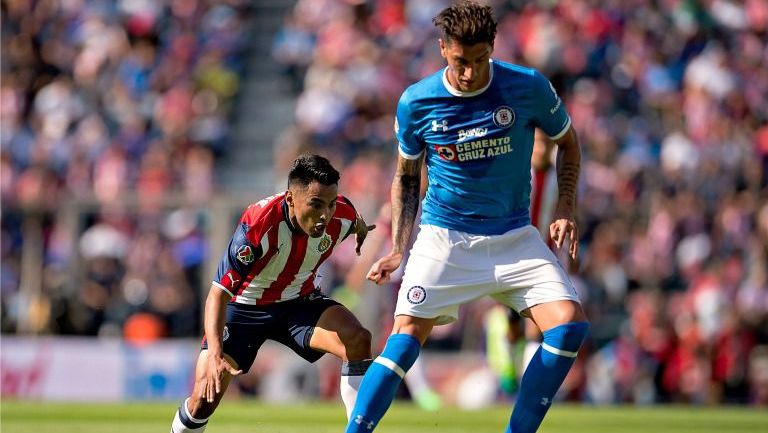 Gabriel Penalba y José Juan Vázquez en el duelo Cruz Azul vs Chivas