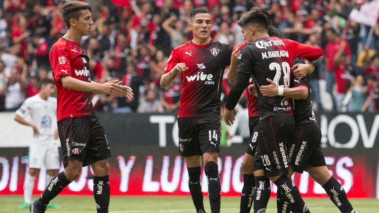 Jugadores de Atlas festejan tras el gol de Alustiza