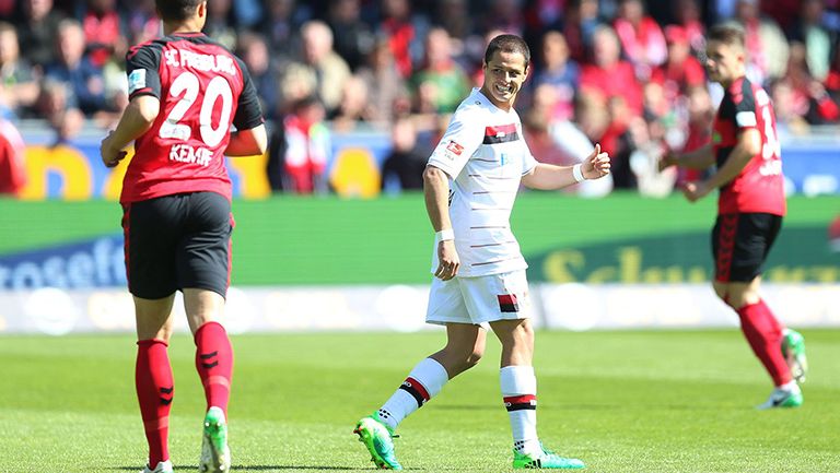 Chicharito lamenta una falla frente al marco del Friburgo 