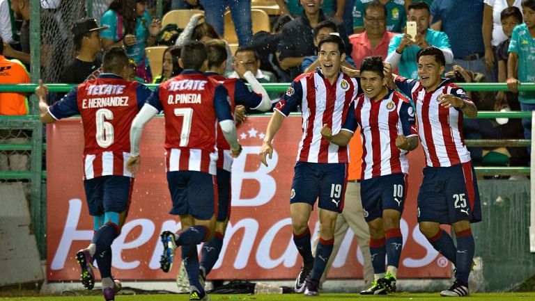 Jugadores de Chivas festejan un gol frente a León en el Ap2016