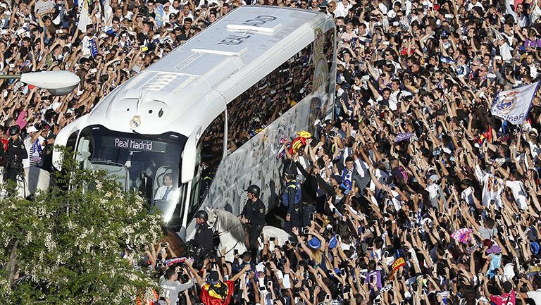 Afición merengue sigue al camión del Madrid al Bernabéu 