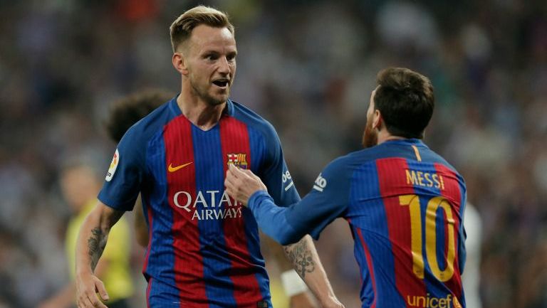 Rakitic celebra con Messi después de anotar en el Clásico Español