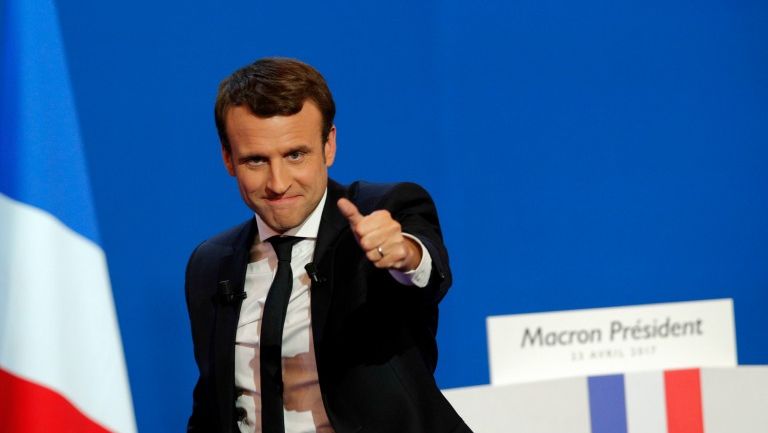 Emmanuel Macron al momento de realizar su voto