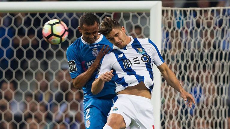 Jugadores del Porto y el Feirence pelean por el balón 