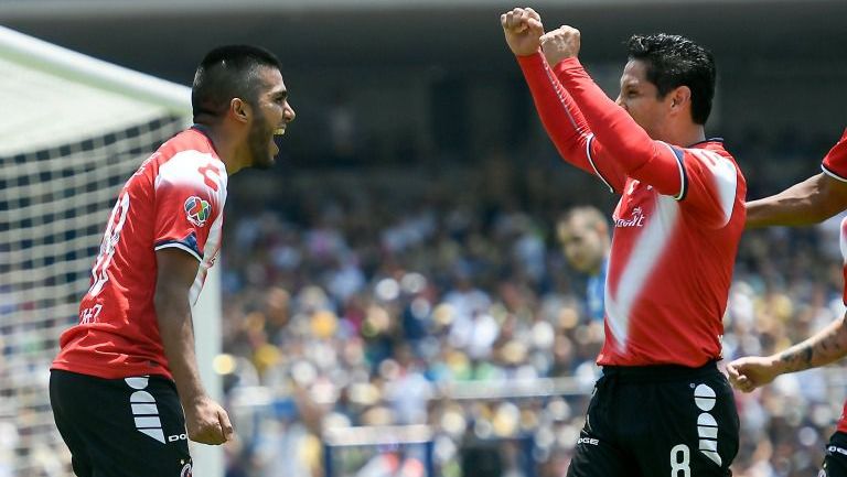 Leandro Velázquez y Ángel Reyna festejn un gol contra Pumas