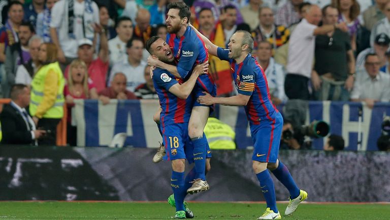 Iniesta y Alba felicitan a Messi tras su gol en el Bernabéu 