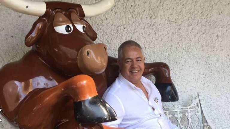 Ricardo Martorell junto a una figura de un toro 