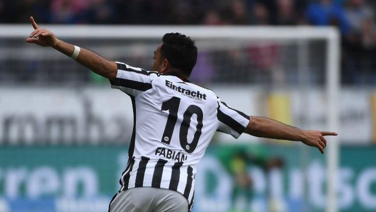 Marco Fabián celebra uno de sus goles frente al Augsburgo