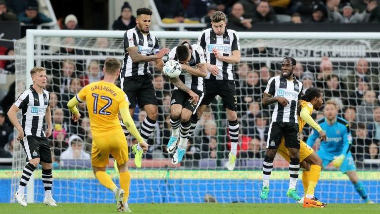 Jugadores del Newcastle bloquean un tiro libre del Preston North End