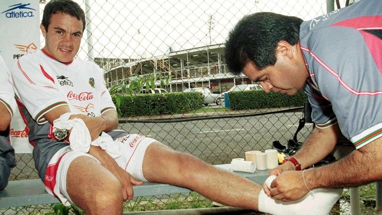 El dr. José Luis Serrano venda a Cuauhtémoc Blanco en un entrenamiento del Tri