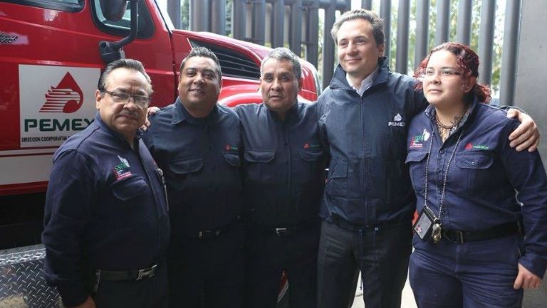 Emilio Lozoya (segundo de derecha a izquierda) junto a unos trabajadores de Pemex