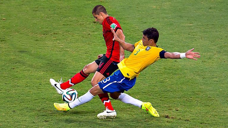 Chicharito recibe una entrada de Silva en Brasil 2014