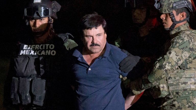 Chapo es escoltado por las autoridades tras ser detenido