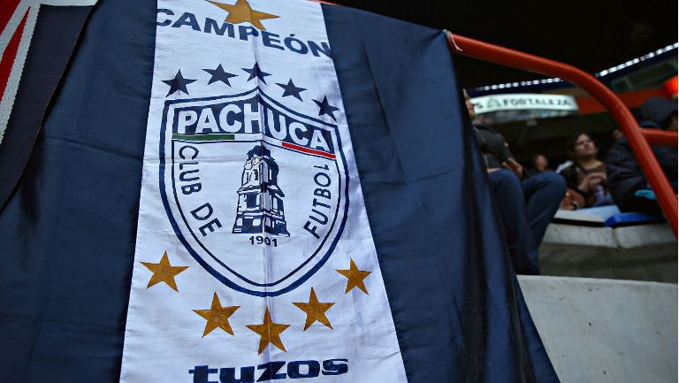 Bandera de los Tuzos en el Estadio Hidalgo