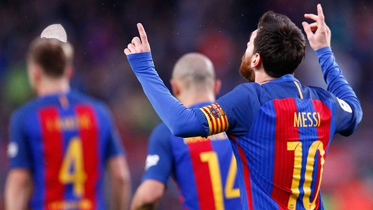 Lionel Messi festeja uno de sus goles contra Osasuna 
