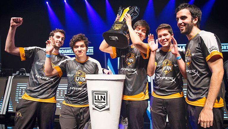 Los jugadores de Lyon Gaming levantan su octava copa de la LLN