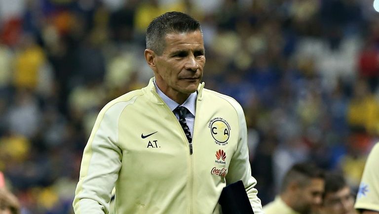 Alfredo Tena recibe un reconocimiento en el Centenario del América