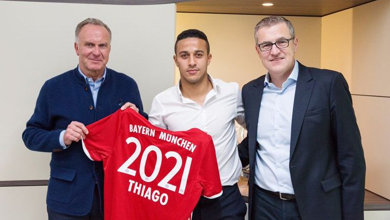 Thiago Alcántara posa con la playera del Bayern tras su renovación