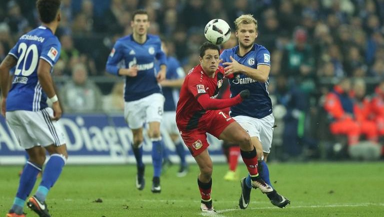 Chicharito disputa un juego con Bayer Leverkusen