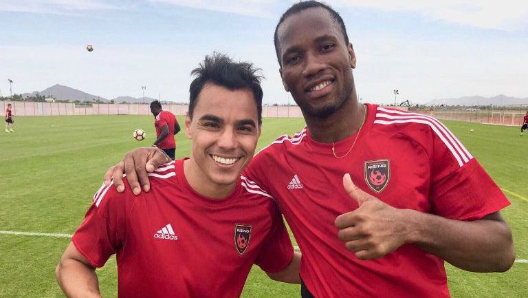 Omar Bravo y Didier Drogba, en entrenamiento