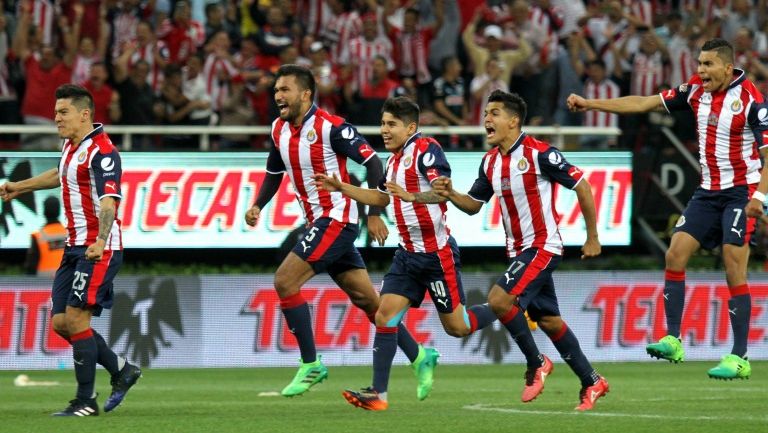 Los jugadores de Chivas corren a festejar el campeonato de la Copa Mx