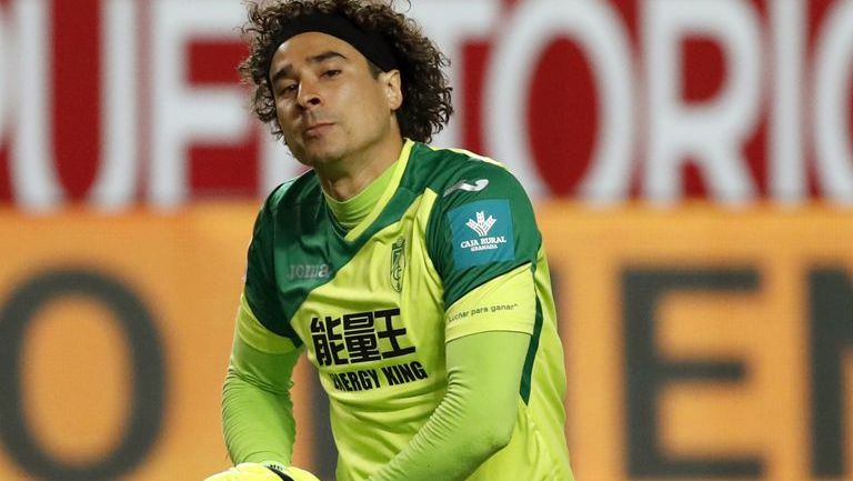 Ochoa, cabizbajo tras recibir un gol en partido de La Liga