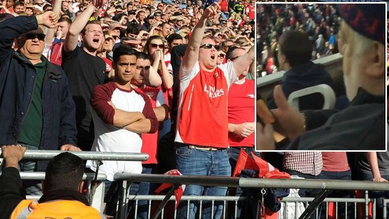 Aficionados apoyan al Arsenal durante un juego 
