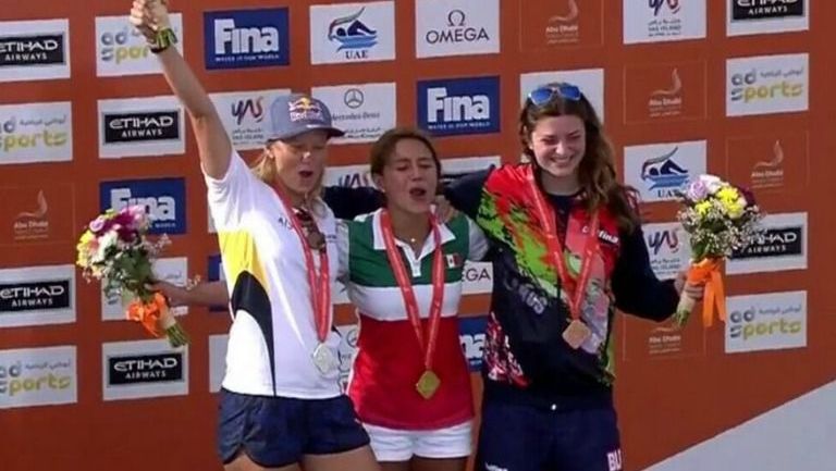 Adriana Jiménez celebra el Oro en lo alto del podio 