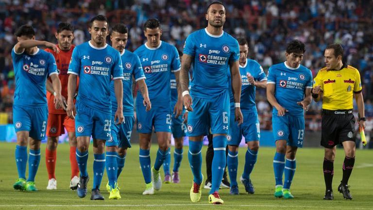 Los jugadores del Cruz Azul se lamentan tras el juego con Pachuca