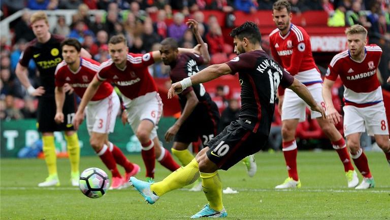 Sergio Agüero cobra la pena máxima frente al Middlesbrough