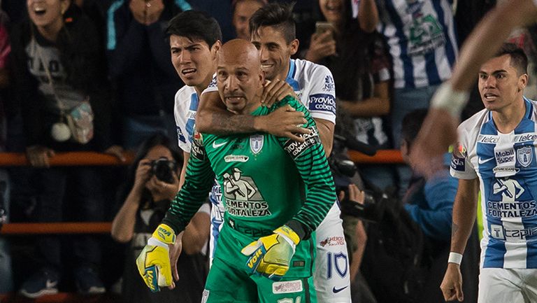 Compañeros felicitan al Conejo Pérez por su gol