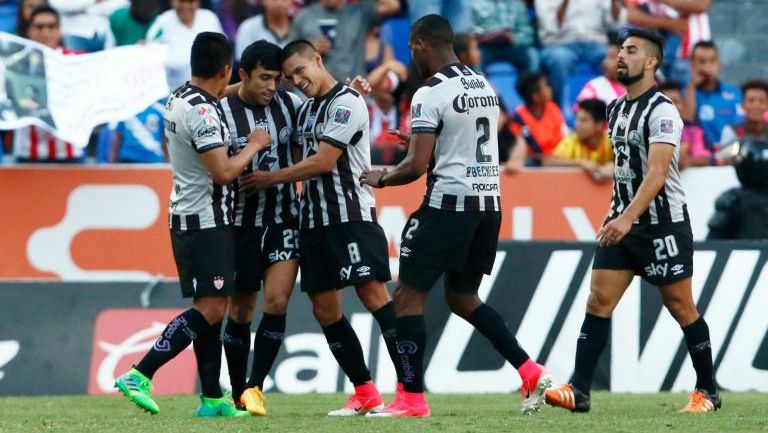 Jugadores de Necaxa celebran el único gol del partido