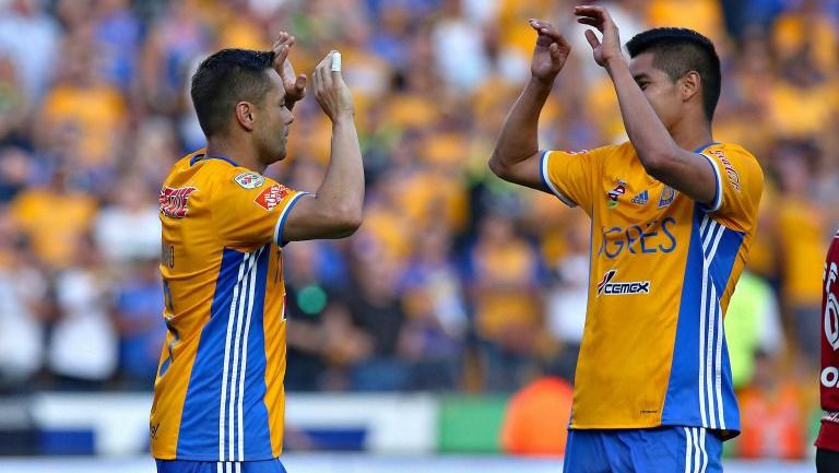 Juninho celebra un gol con Hugo Ayala