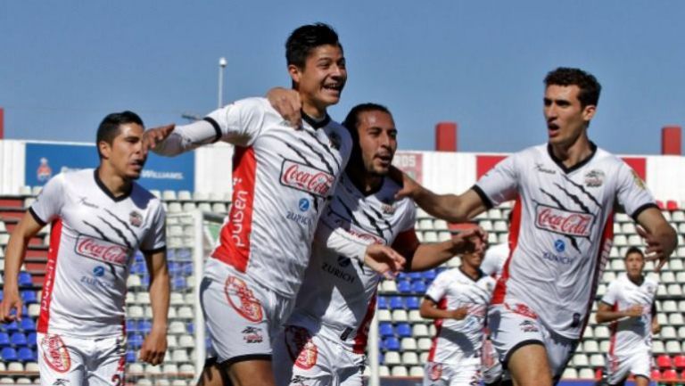 Jugadores de Lobos celebran un gol en Semfinales