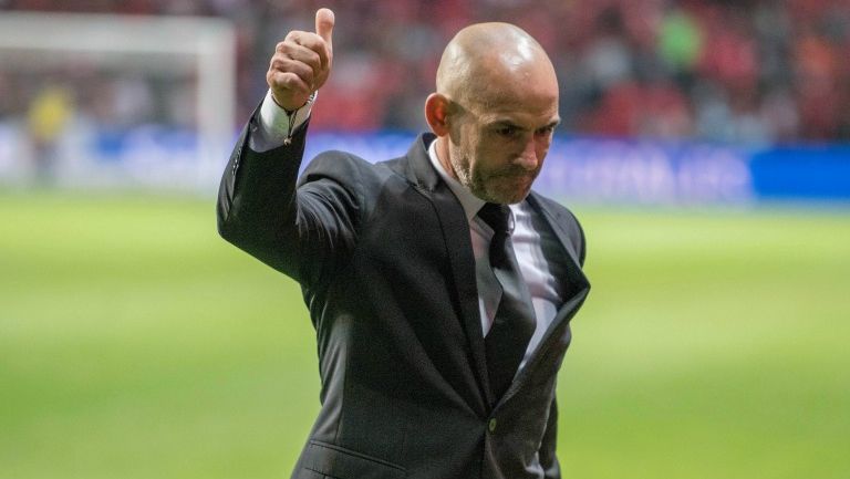 Paco Jémez saluda a la afición celeste tras un partido de Cruz Azul