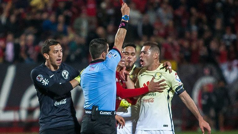Pablo Aguilar encara a Fernando Hernández tras su expulsión en Copa MX